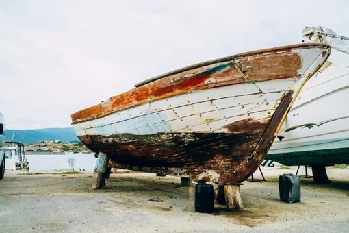 barca vieja en tierra